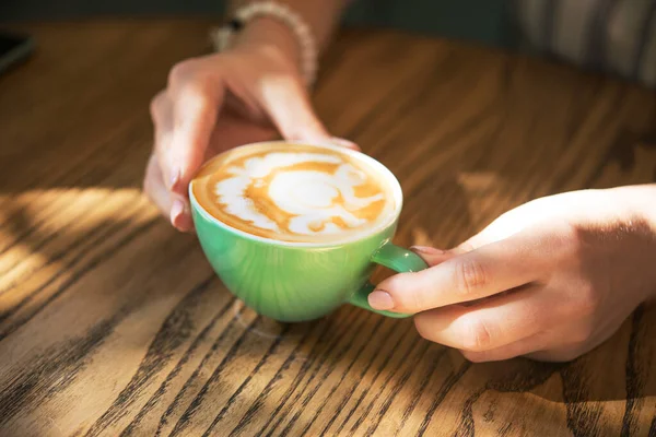 Une Femme Dans Café Tient Une Tasse Cappuccino Sur Une — Photo