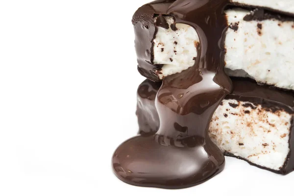 Çikolata Akıntısı Erimiş Sufle Şekeri Beyaz Arka Planda Izole Edilmiş — Stok fotoğraf