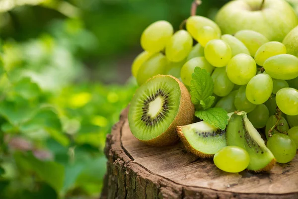 Frutas Verdes Naturales Frescas Manzanas Uvas Kiwi Hoja Menta Tocón — Foto de Stock