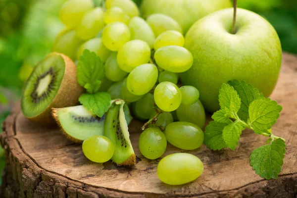 Verse Natuurlijke Groene Vruchten Appels Druiven Kiwi Muntblad Een Houten — Stockfoto