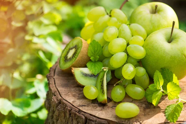 Verse Natuurlijke Groene Vruchten Appels Druiven Kiwi Muntblad Een Houten — Stockfoto