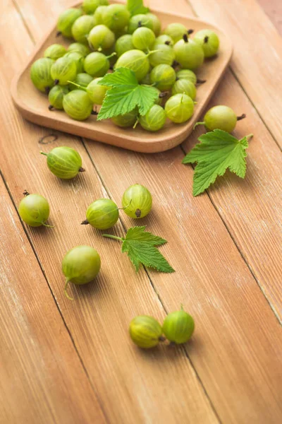 Tahta bir masada naneli taze ve doğal bektaşi üzümü. Böğürtlen organik, vitamin yiyecekleri.