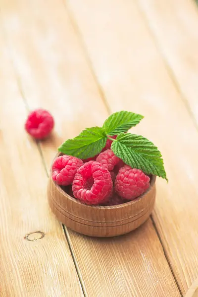 Frisk Naturlig Hindbær Med Mynte Træbord Berry Økologisk Vitamin Mad - Stock-foto