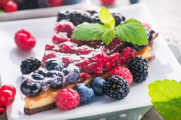 Pastel Postre Dulce Con Mora Fresca Frambuesa Grosellas Arándanos Menta —  Fotos de Stock