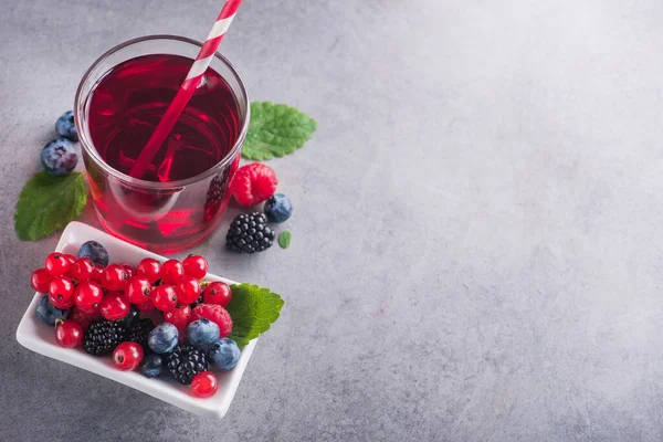 Taze böğürtlenli, ahududulu, üzümlü, yaban mersinli ve yeşil naneli, kırmızı limonatalı tatlı pasta. Boşluk metni kopyala
