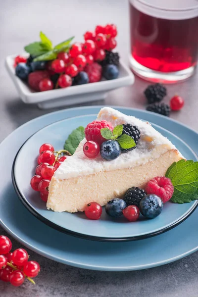 Taze böğürtlenli, ahududulu, üzümlü, yaban mersinli ve yeşil naneli, kırmızı limonatalı tatlı pasta..