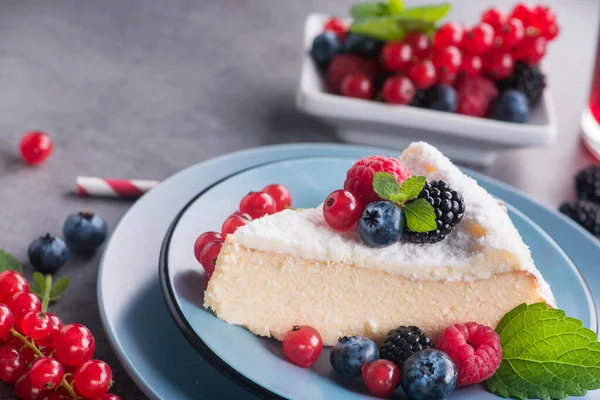 Taze böğürtlenli, ahududulu, üzümlü, yaban mersinli ve yeşil naneli tatlı pasta..