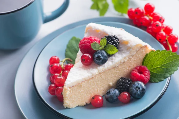 Sweet Dessert Cake Fresh Blackberry Raspberry Currants Blueberry Green Mint — Stock Photo, Image