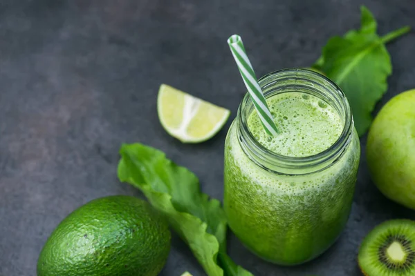 Groene Detox Smoothie Glazen Pot Van Spinazie Kiwi Limoen Avocado — Stockfoto