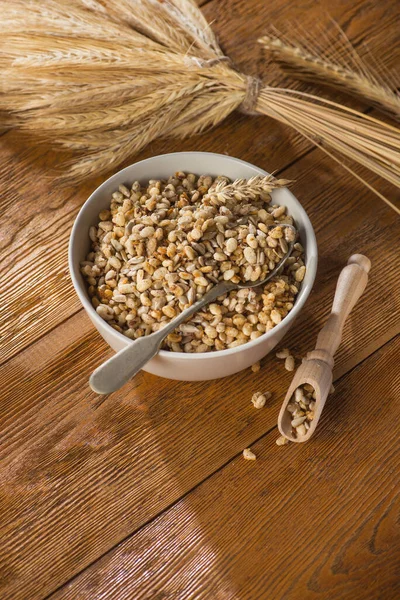 Granola Crocante Saborosa Tigela Com Sementes Trigo Uma Mesa Madeira — Fotografia de Stock