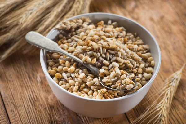 Granola Crocante Saborosa Tigela Com Sementes Trigo Uma Mesa Madeira — Fotografia de Stock