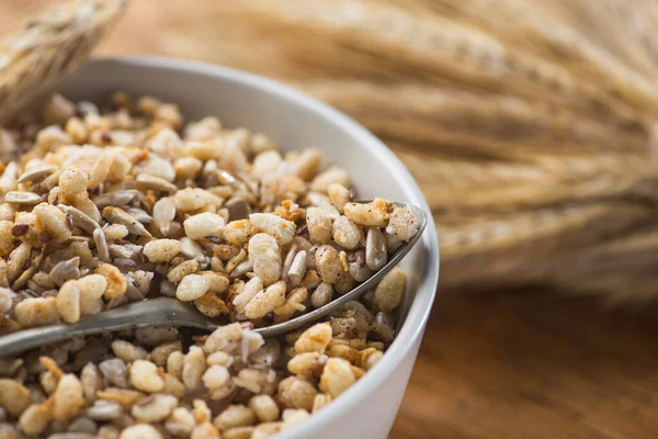 Granola Crocante Saborosa Tigela Com Sementes Trigo Uma Mesa Madeira — Fotografia de Stock