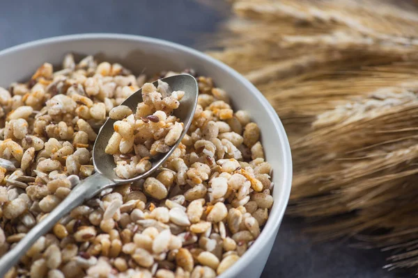 Rustikales Knuspriges Müsli Schüssel Mit Samen Und Weizen Auf Einem — Stockfoto