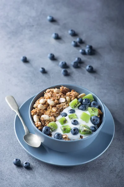 Mısır gevreğiyle sağlıklı kahvaltı yabanmersinli, kivili, yoğurtlu ve mavi kasede yer fıstıklı. Günaydın tatlı tatlı atıştırmalık.