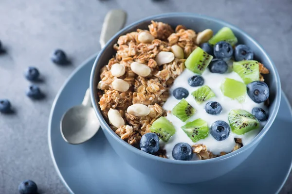 Mısır gevreğiyle sağlıklı kahvaltı yabanmersinli, kivili, yoğurtlu ve mavi kasede yer fıstıklı. Günaydın tatlı tatlı atıştırmalık.