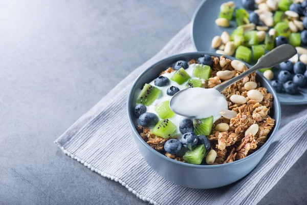 Mısır gevreğiyle sağlıklı kahvaltı yabanmersinli, kivili, yoğurtlu ve mavi kasede yer fıstıklı. Günaydın tatlı tatlı atıştırmalık.