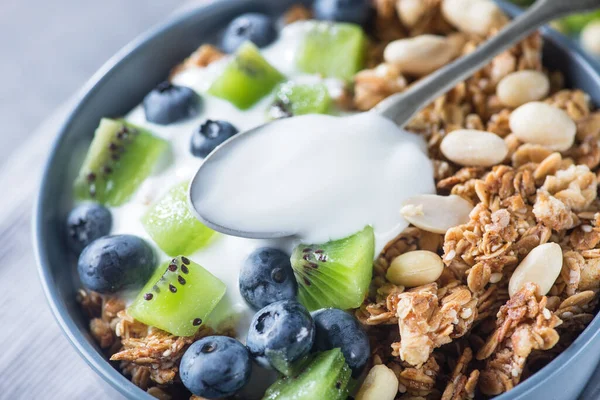 Mısır gevreğiyle sağlıklı kahvaltı yabanmersinli, kivili, yoğurtlu ve mavi kasede yer fıstıklı. Günaydın tatlı tatlı atıştırmalık.