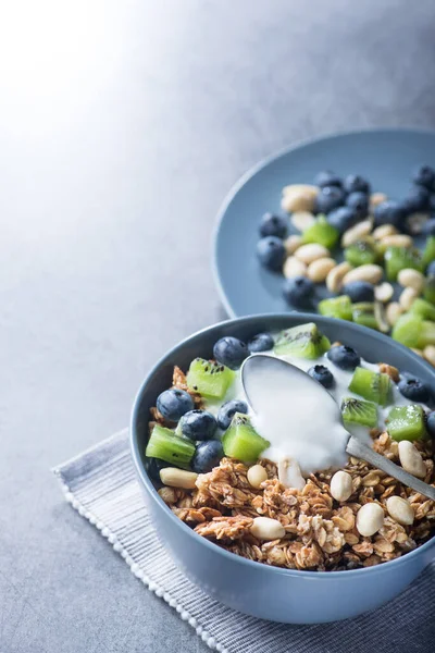 Mısır gevreğiyle sağlıklı kahvaltı yabanmersinli, kivili, yoğurtlu ve mavi kasede yer fıstıklı. Günaydın tatlı tatlı atıştırmalık.