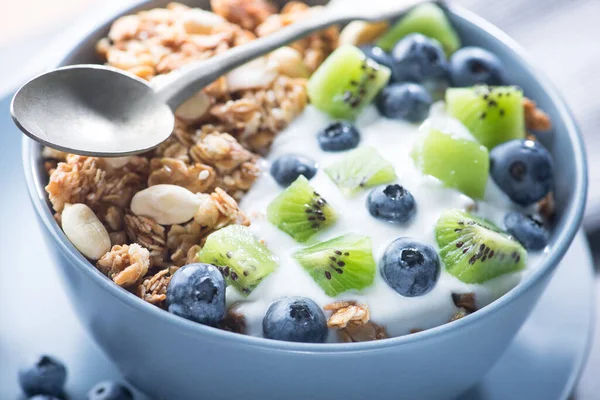 Mısır gevreğiyle sağlıklı kahvaltı yabanmersinli, kivili, yoğurtlu ve mavi kasede yer fıstıklı. Günaydın tatlı tatlı atıştırmalık.