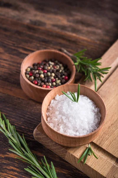 Baharat, tuz ve siyah kağıt kaplama, ahşap bir masada biberiye.