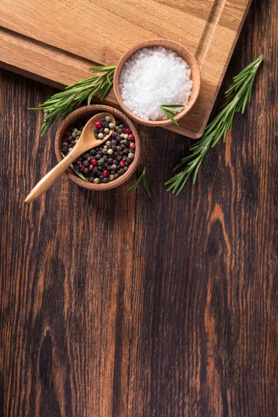 Baharat, tuz ve siyah kâğıt, biberiye ve ahşap bir masada. Üst Manzara. metin için boşluk kopyala