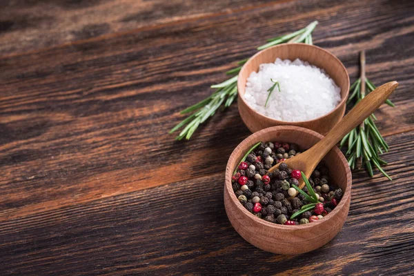 Baharat, tuz ve siyah kâğıt, biberiye ve ahşap bir masada. metin için boşluk kopyala