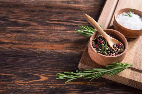 Baharat, tuz ve siyah kâğıt, biberiye ve ahşap bir masada. metin için boşluk kopyala