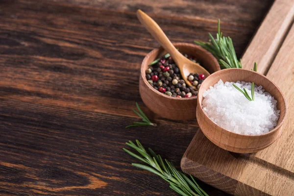 Baharat, tuz ve siyah kağıt kaplama, ahşap bir masada biberiye.