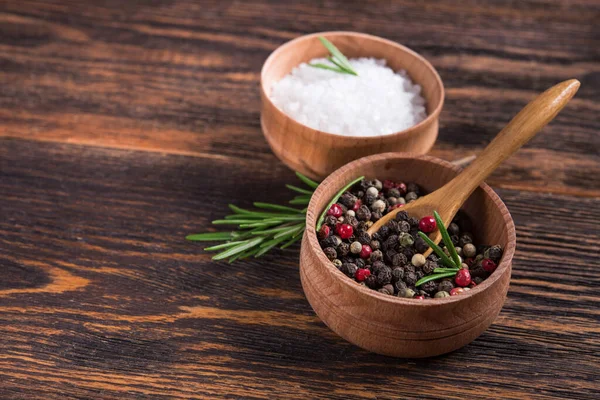 Baharat, tuz ve siyah kağıt kaplama, ahşap bir masada biberiye.