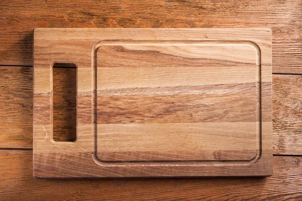 テーブルの上に木製のまな板を空にします 最上階だ テキストのコピースペース — ストック写真