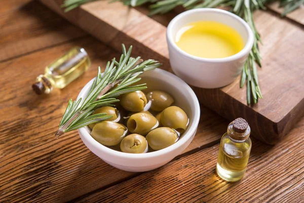 Biberiye ve zeytinyağını ahşap bir arka planda bir kaseye koy..
