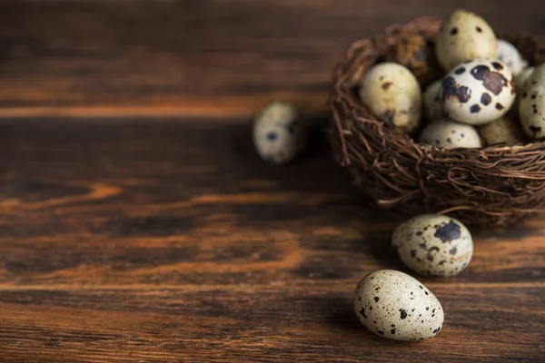 Primer Plano Huevos Codorniz Nido Sobre Fondo Madera Espacio Copia — Foto de Stock