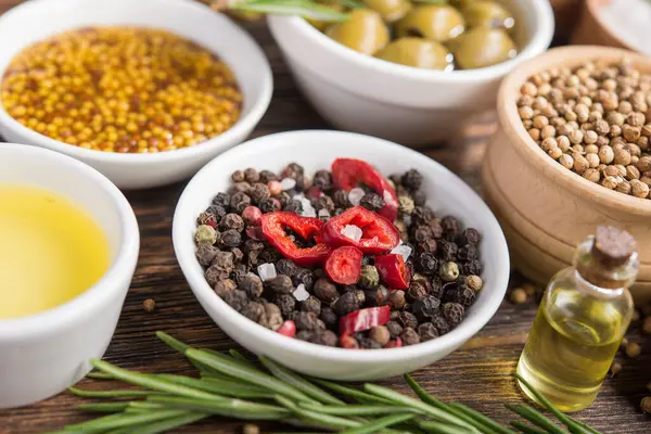 Tahta bir masada farklı baharatlar ve sebzeler. İtalyan yemek malzemeleri..