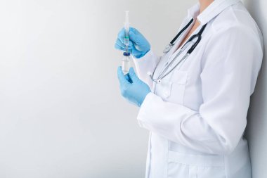 Klinikte elinde grip aşısı tutan kadın doktor. Hastanede doz aşısı. metin için boşluk kopyala