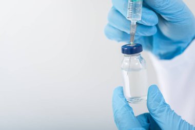 Klinikte elinde grip aşısı tutan kadın doktor. Hastanede doz aşısı. metin için boşluk kopyala