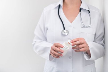 Doktorun fotoğrafı ilaç ve antibiyotik yazar. Tıp ve tedavi konsepti. metin için boşluk kopyala