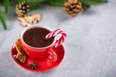 Şekerli kırmızı bir fincan kahve. Taş zeminde noel içeceği kavramı.