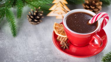 Şekerli kırmızı bir fincan kahve. Taş zeminde noel içeceği kavramı.