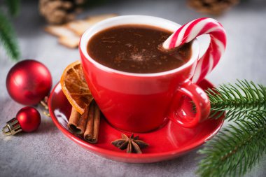 Şekerli kırmızı bir fincan kahve. Taş zeminde noel içeceği kavramı.