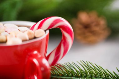 Şekerli ve lokum kaplı bir fincan sıcak çikolata. Yeni yıl içkisi kavramı taştan bir arka planda.