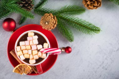 Şekerli ve lokum kaplı bir fincan sıcak çikolata. Yılbaşı içkisi kavramı taştan bir arka planda. Üst Manzara. kopyalama alanı