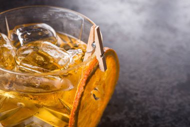 Soğuk viski ya da buz ve portakal dilimli viski. pahalı alkollü içecek arka planı.