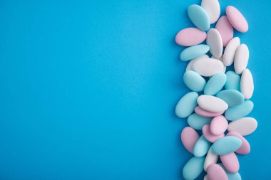 Arka planda mavi, beyaz ve pembe spa taşları var. Asgari bir dizaynda soyut desen. Pastel renk. Düz Yat. Üst görünüm.