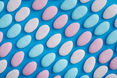 Arka planda mavi, beyaz ve pembe spa taşları var. Asgari bir dizaynda soyut desen. Pastel renk. Düz Yat. Üst görünüm.