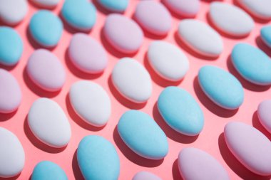 Arka planda mavi, beyaz ve pembe spa taşları var. Asgari bir dizaynda soyut desen. Pastel renk. Düz Yat. Üst görünüm.