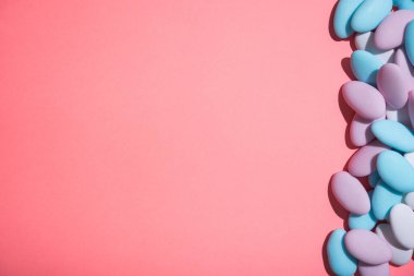 Arka planda mavi, beyaz ve pembe spa taşları var. Asgari bir dizaynda soyut desen. Pastel renk. Düz Yat. Üst görünüm.