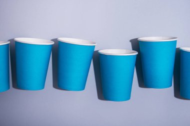 Pastel arka planda mavi bir fincan kahve. Yaratıcı pop sanatı. İsraf konsepti. En az boşluk.