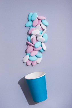 Pastel arka planda mavi bir fincan kahve. Yaratıcı pop sanatı. İsraf konsepti. En az boşluk.