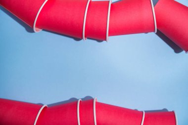 Pastel arka planda kırmızı kahve fincanı. Yaratıcı pop sanatı. İsraf konsepti. En az boşluk.