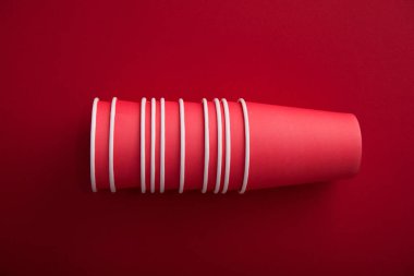 Pastel arka planda kırmızı kahve fincanı. Yaratıcı pop sanatı. İsraf konsepti. En az boşluk.